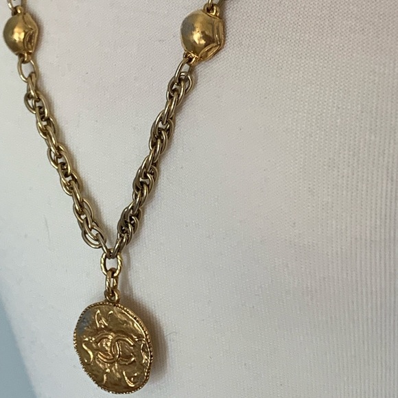 Chanel vintage gold Medallion with dual faced pendant featuring hexagon accents - Picture 3 of 9
